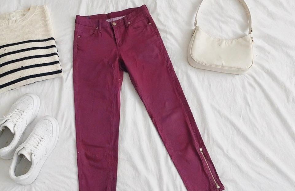 H&M Bordeaux rode coated wax broek maat 27 ZGAN, H&M, Ophalen of Verzenden, Zo goed als nieuw, Maat 36 (S)