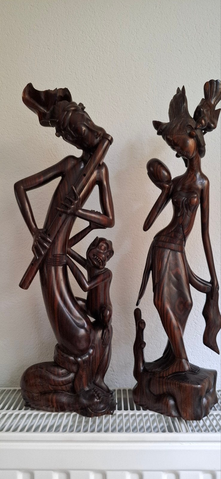 Twee handgesneden houten beelden uit Azië, Ophalen, Houtsnijwerk, 50 - 100 cm, Handgemaakt
