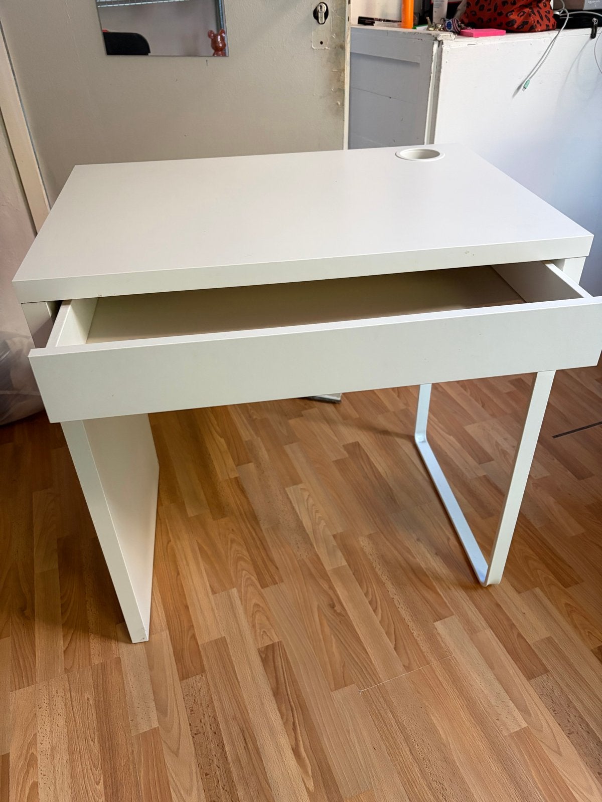 IKEA Micke Bureau Wit met Lade en Kabelgoot, Ophalen of Verzenden, Zo goed als nieuw, IKEA, Computerbureau
