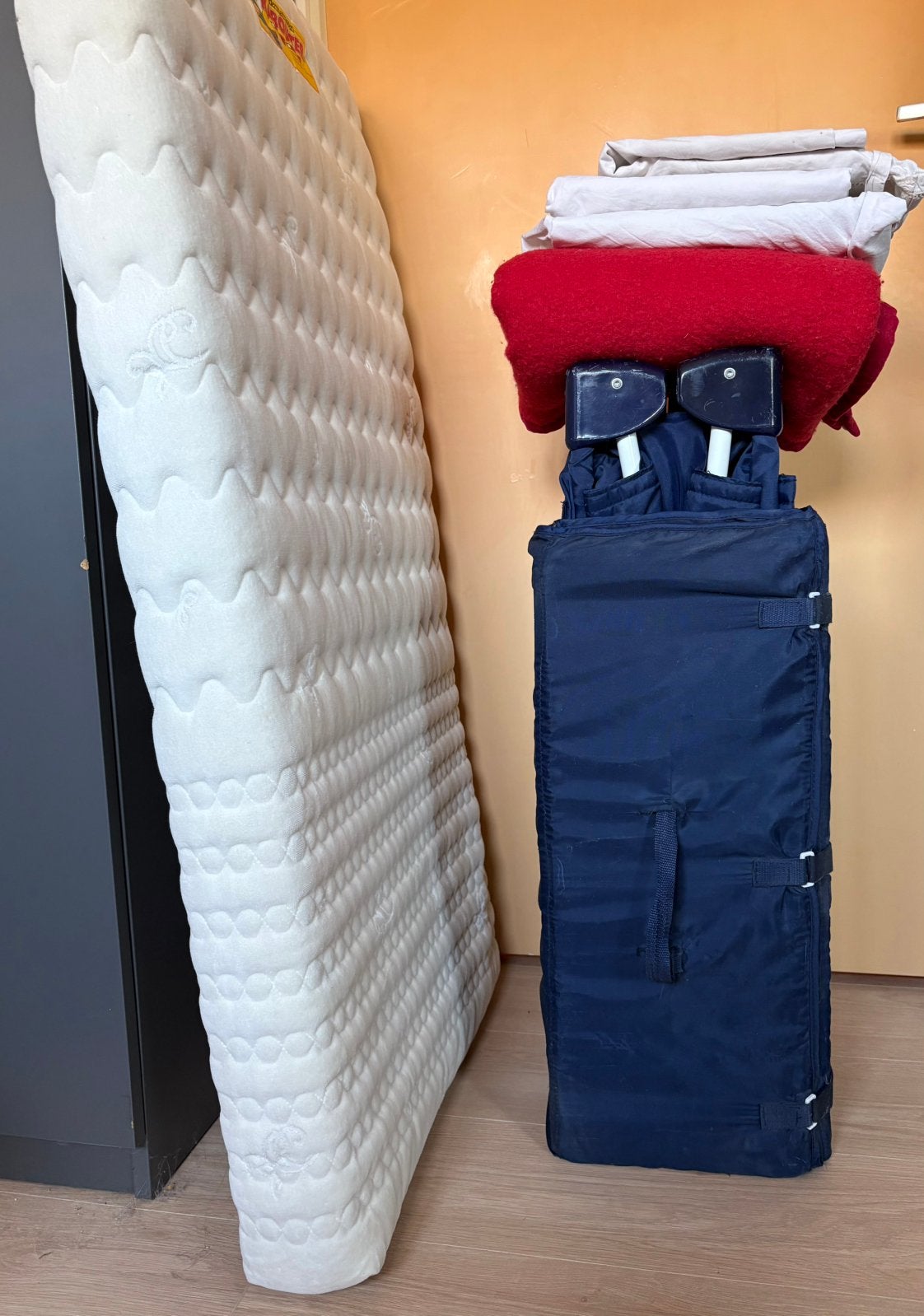 Campingbedje opvouwbaar met extra matras, deken en lakentjes, Ophalen, Gebruikt, Reisbedje