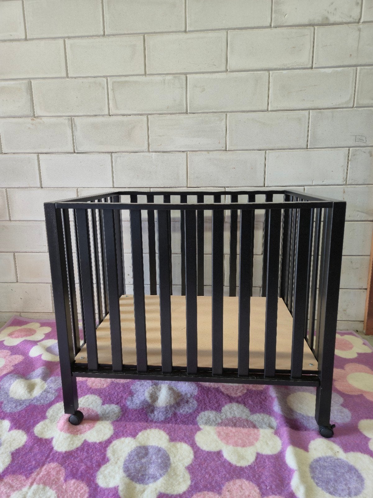 Zwarte box met wieltjes inclusief matras, Kinderen en Baby's, Ophalen, Gebruikt, Wieltjes