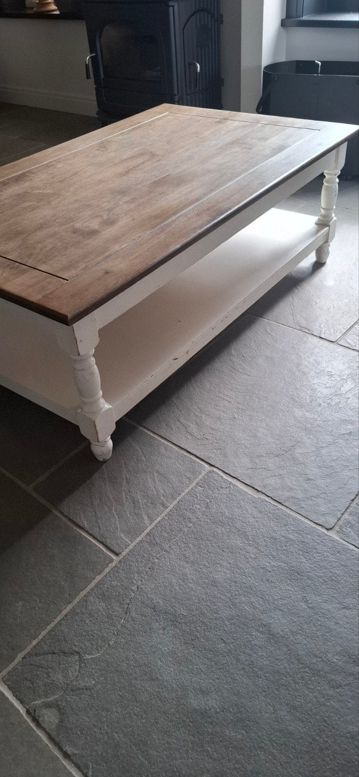Salontafel met houten blad en witte poten, Huis en Inrichting, Tafels | Salontafels, Ophalen, Gebruikt, 100 tot 150 cm, Minder dan 50 cm