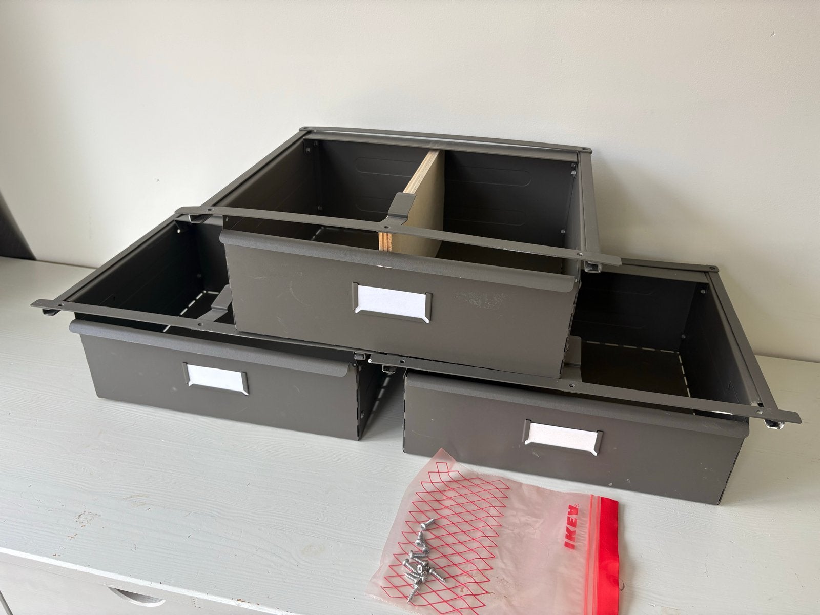 Leuke ladekastjes met ophangsysteem/rails - drie stuks, Huis en Inrichting, Minder dan 50 cm, Gebruikt, Ophalen of Verzenden, 3 of 4 laden
