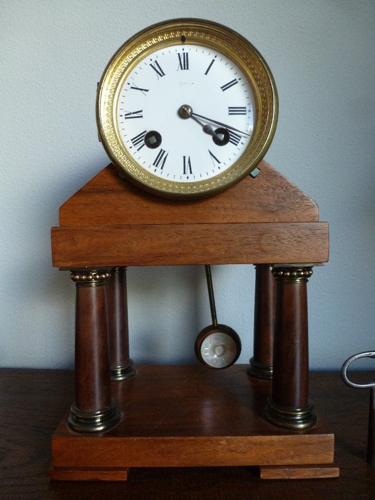Antieke tafelklok met houten zuilen en messing details, Ophalen of Verzenden