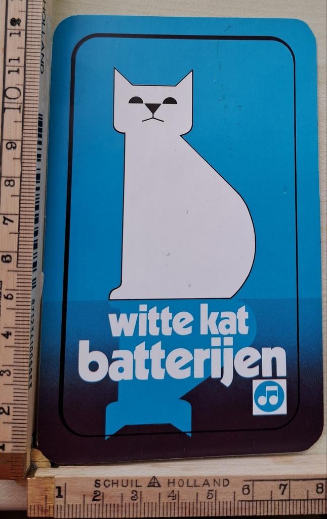 Vintage sticker Witte kat batterijen blauwe achtergrond, Verzamelen, Ophalen of Verzenden, Zo goed als nieuw