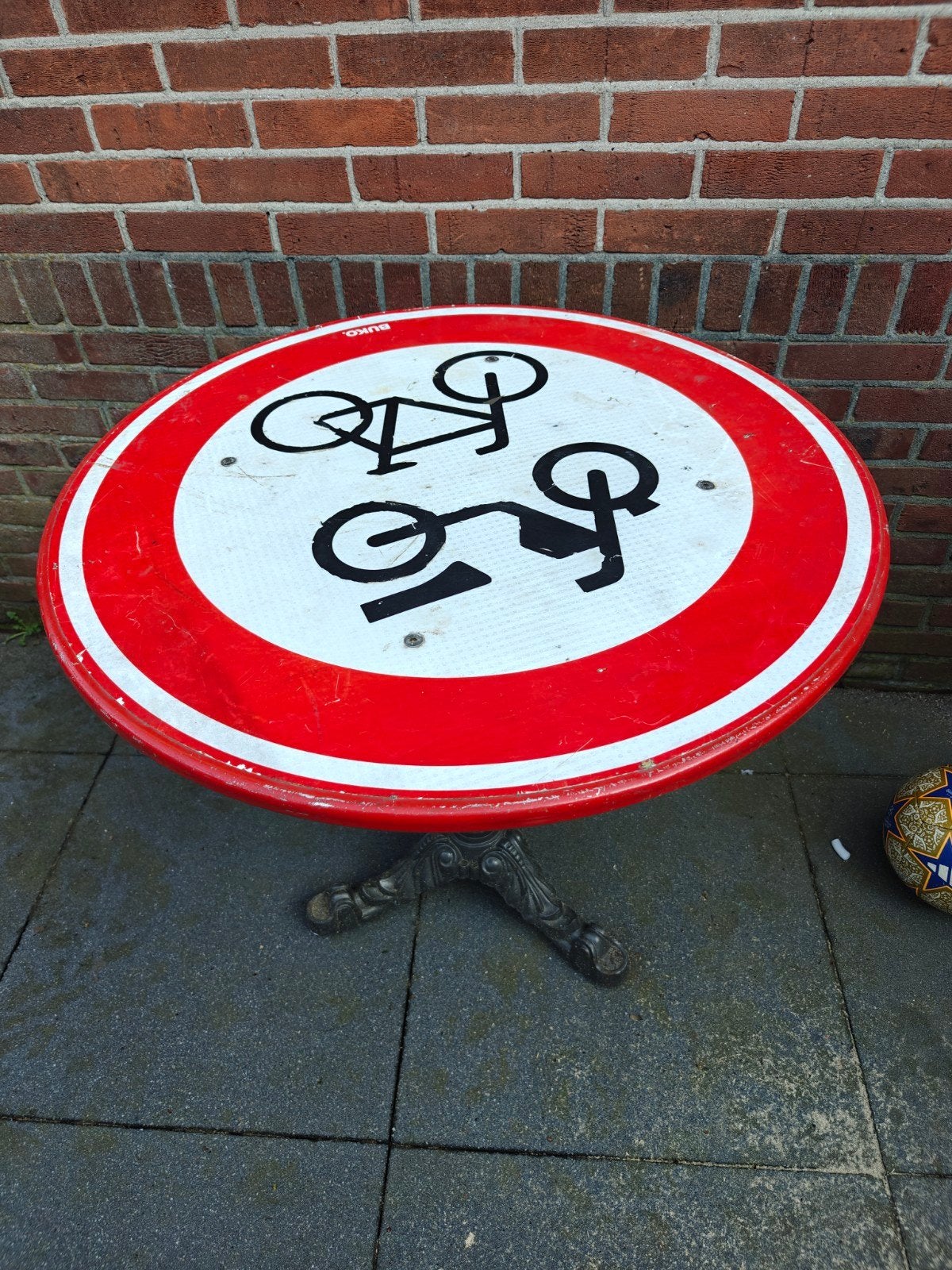 Unieke tafel met verkeersbord design, Gebruikt, 50 tot 100 cm, Overige materialen, Rond