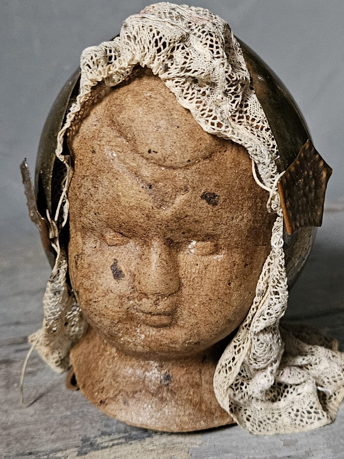 Antiek poppen Oorijzer met floddermuts, Ophalen of Verzenden