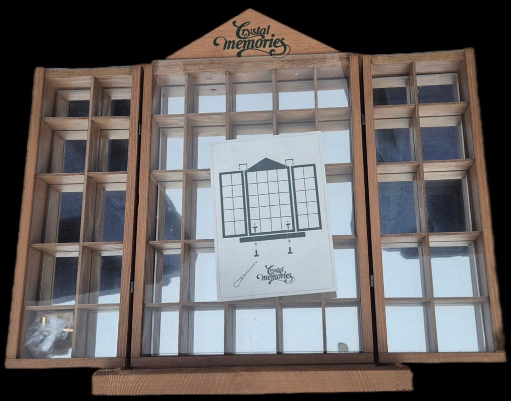 Crystal Memories Vitrinekastje - Nieuw in Doos, Hout, Nieuw, Ophalen of Verzenden, Klassiek