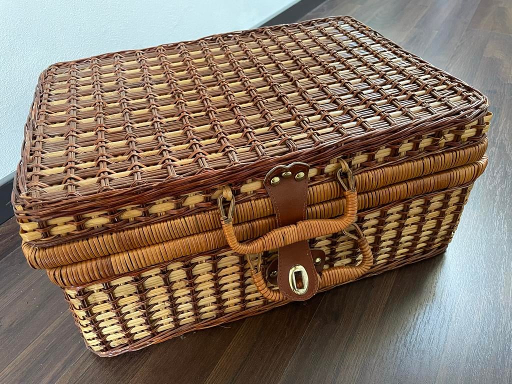 Nieuwe Picknickmand met servies, kaasstolp, botervloot, eier, Ophalen, Zo goed als nieuw