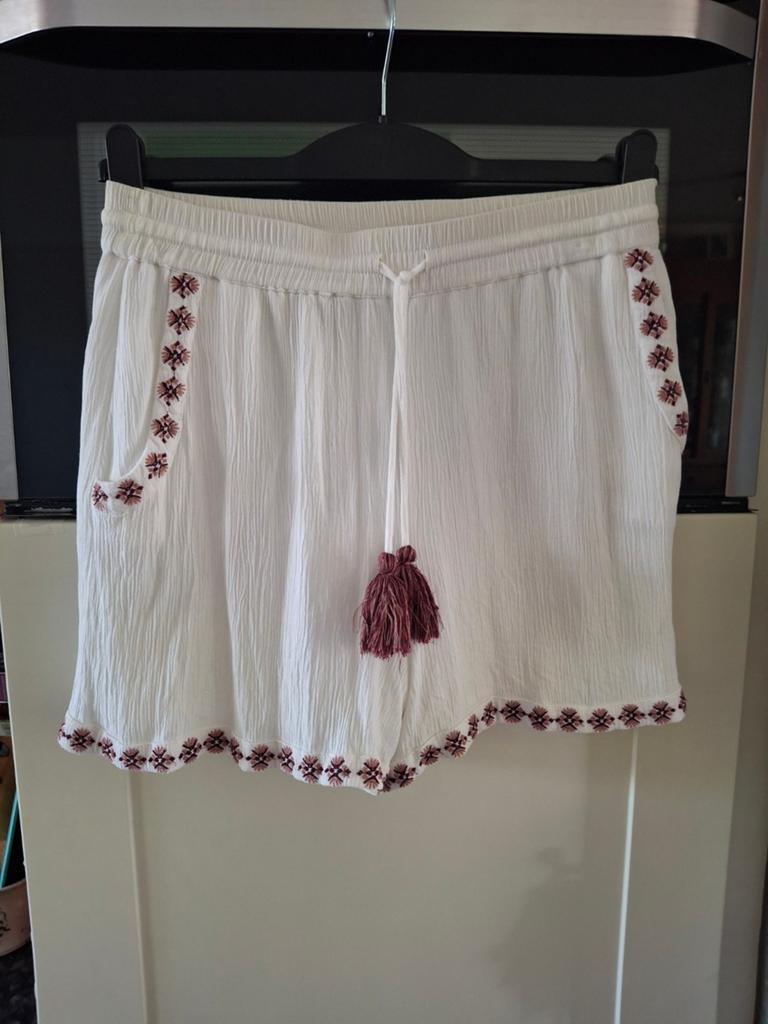 Korte broek ibiza stijl maat S, Maat 38/40 (M), Kort, Wit, Ophalen of Verzenden