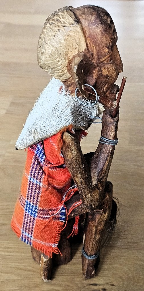 Zittende Maasai elder met staf, houtsnijwerk uit Tanzania, Antiek en Kunst, Hout, Gesneden, Afrika, Ophalen of Verzenden