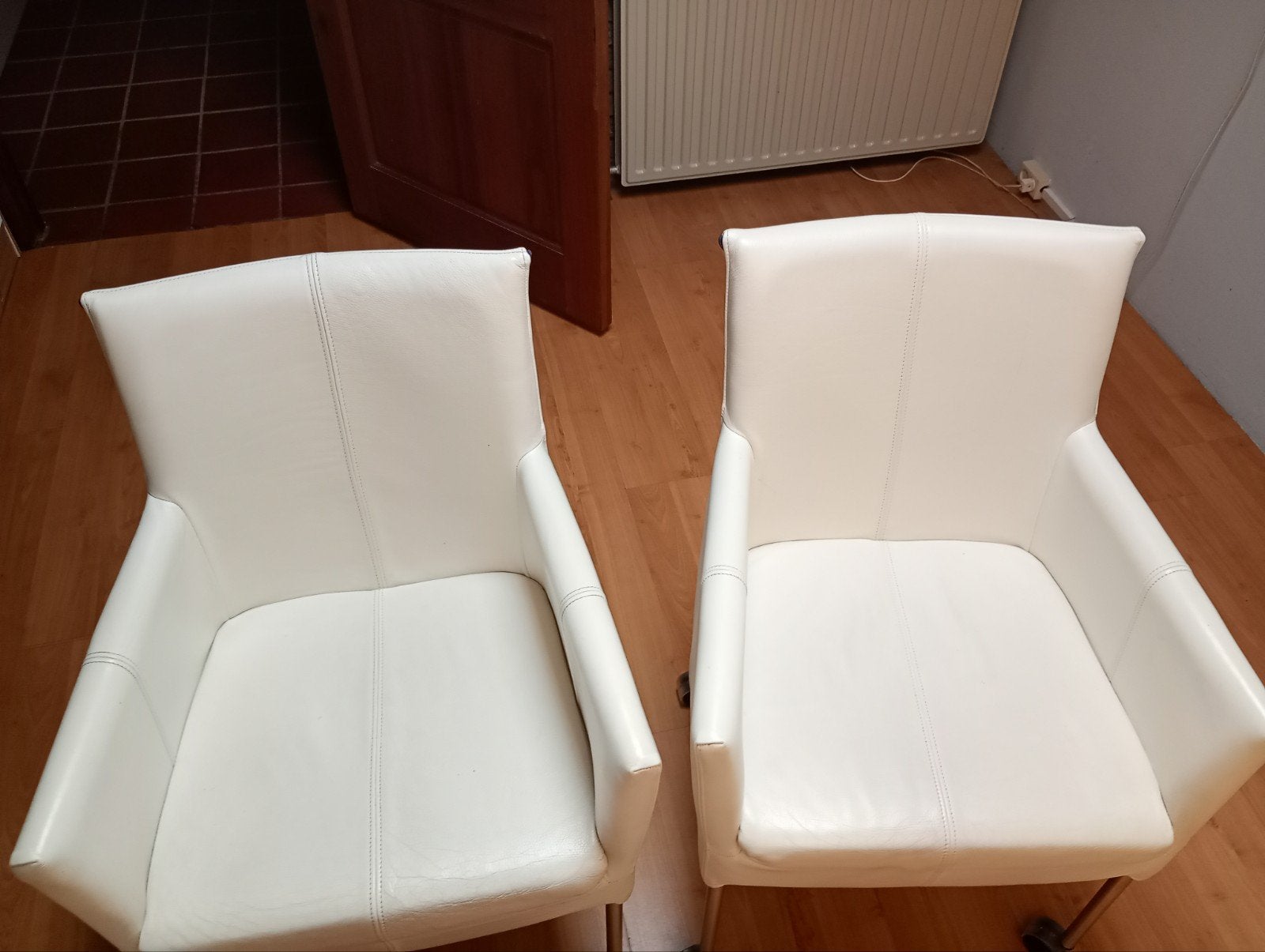Twee witte stoelen op wielen, Huis en Inrichting, Stoelen, Ophalen, Gebruikt, Twee, Wit
