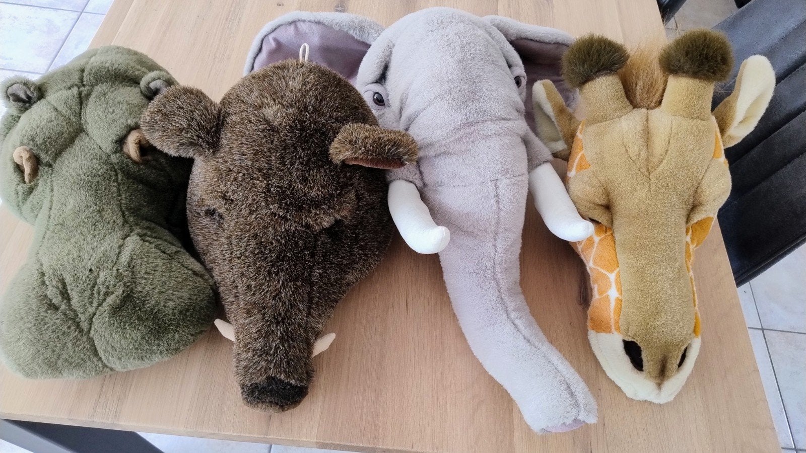 4 pluche dierenkoppen: Nijlpaard, Wild zwijn, Olifant, Giraf, Ophalen, Gebruikt, Grijs, Olifant