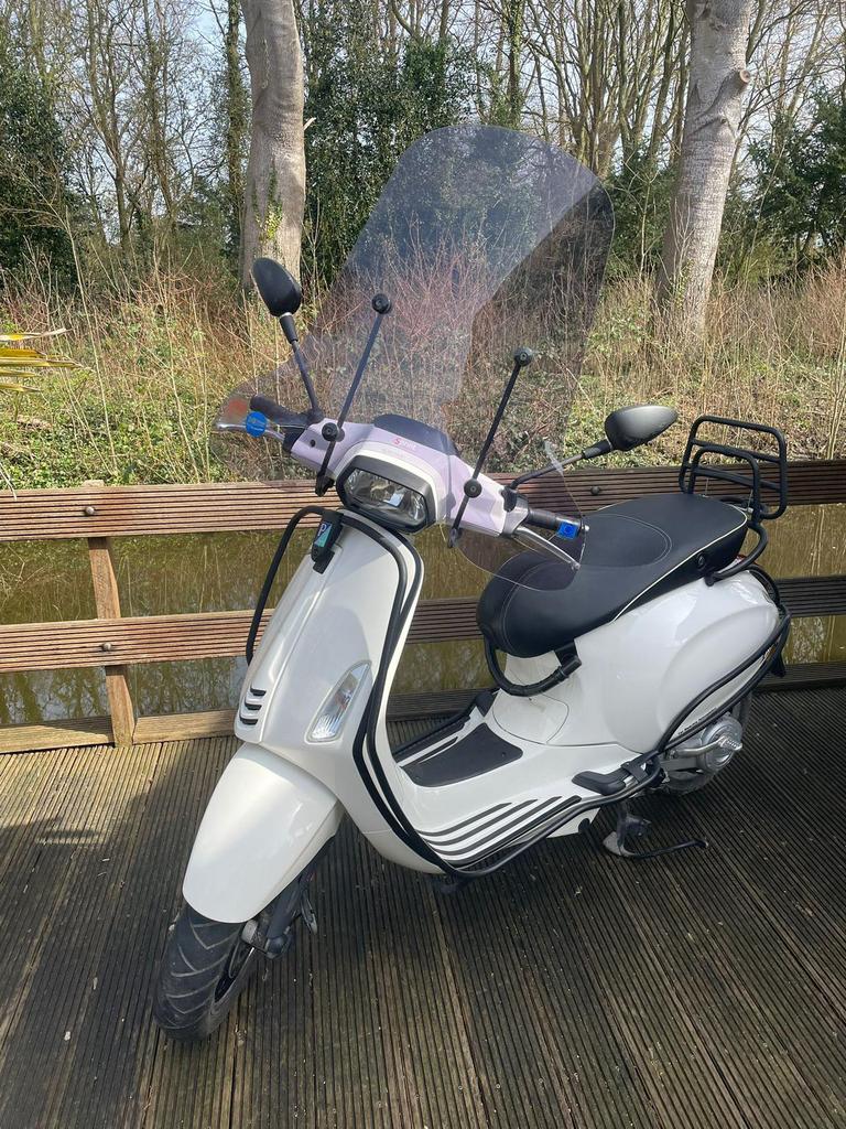 Vespa Sprint wit, Fietsen en Brommers, Scooters | Vespa, Ophalen, Zo goed als nieuw, Benzine