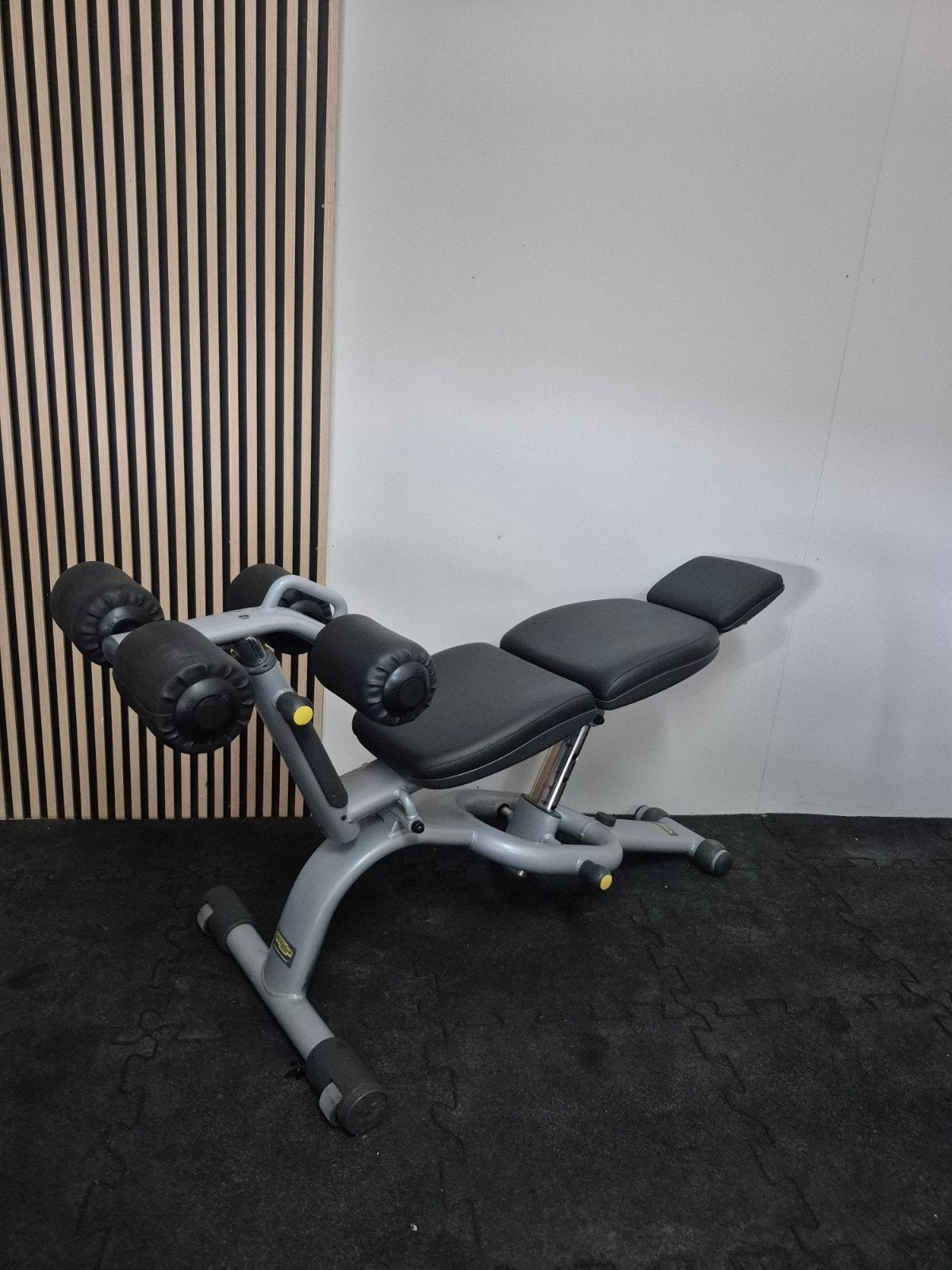 Technogym Ab Crunch Bench – Professionele Buikspierbank, Sport en Fitness, Ophalen, Zo goed als nieuw, Fitnessbank