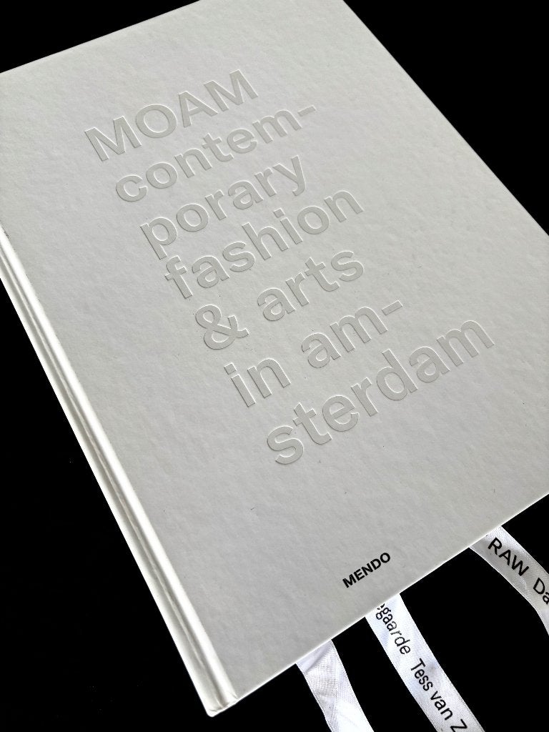 MOAM Contemporary fashion & arts in Amsterdam, Ophalen of Verzenden, Zo goed als nieuw, Mode algemeen