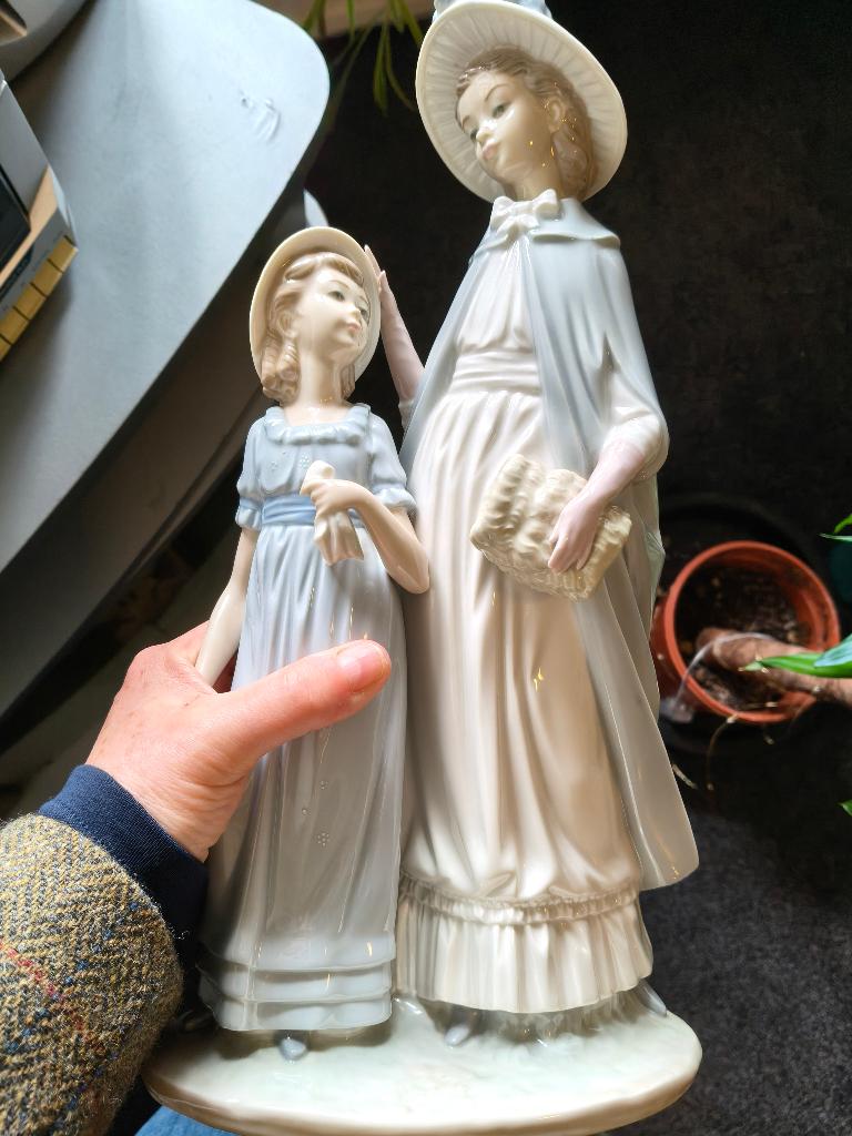 Nao by Lladro Porcelain vrouw    37 cm hoog, Ophalen, Zo goed als nieuw, Mens