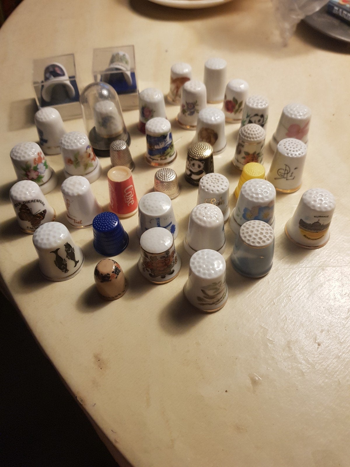 35 vingerhoedjes., Ophalen, Zo goed als nieuw