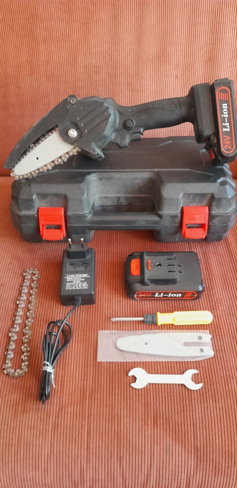 Compacte 24V Li-ion Mini Kettingzaag met Koffer, Doe-het-zelf en Verbouw, Ophalen, Onbekend, Kettingzaag, Zo goed als nieuw