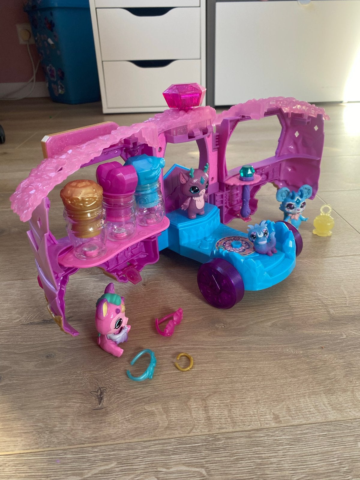 Mixlings Potion Bus met poppetjes en accessoires, Ophalen of Verzenden, Zo goed als nieuw, Jongen of Meisje