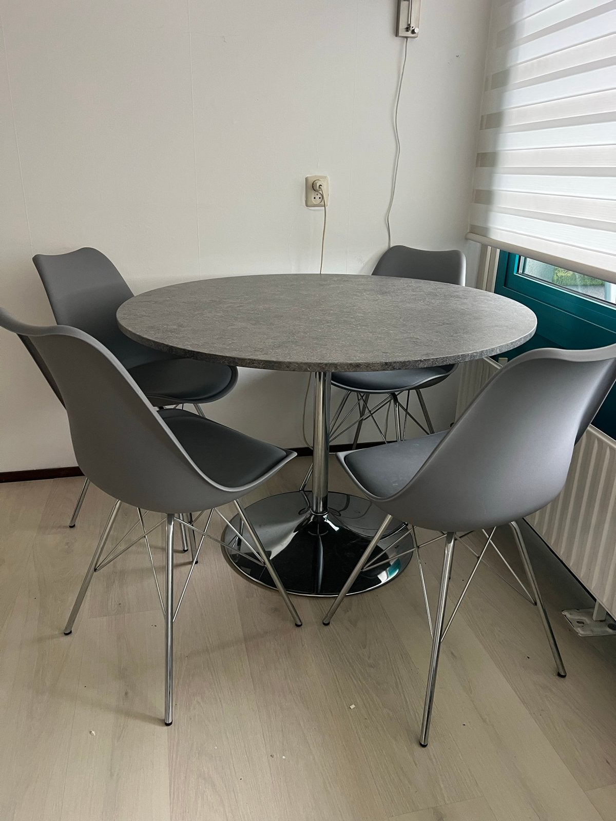 Moderne ronde eettafel met 4 stoelen (als nieuw! Was €600), Ophalen, Kunststof, Rond, Zo goed als nieuw