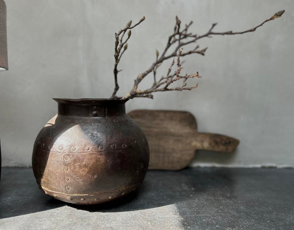 Oude metalen kruik bowl India sober sleets imperfect, Ophalen of Verzenden