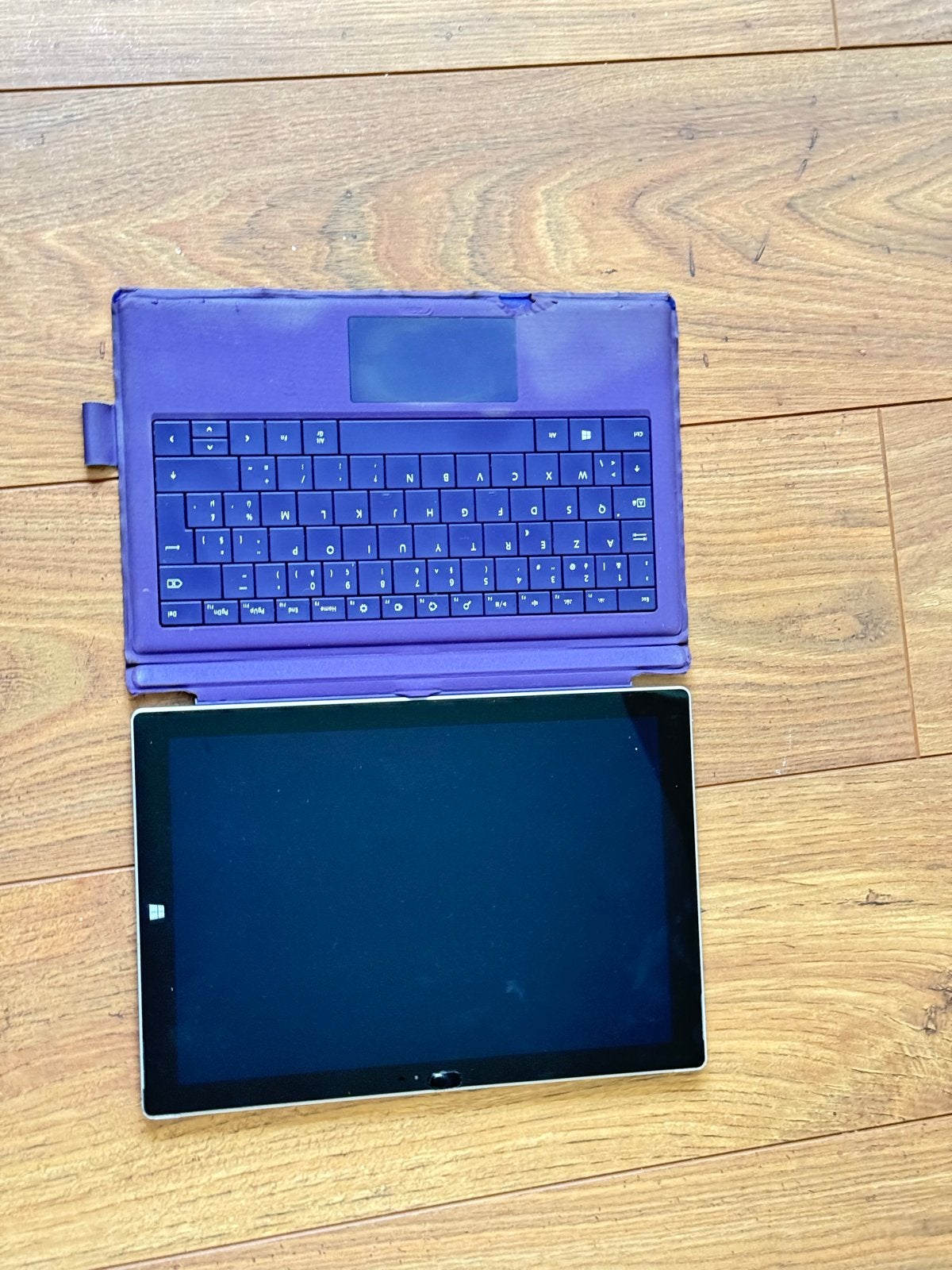 Microsoft Surface tablet met paars toetsenbord (defect), Ophalen of Verzenden, Niet werkend
