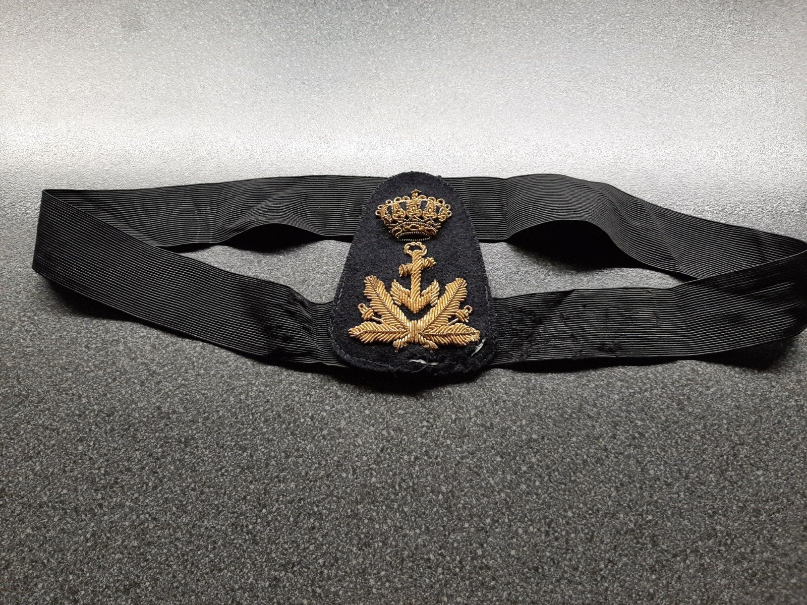 Kon.Marine  - oud  Adelborst pet embl.met petband / 80x60mm, Ophalen of Verzenden, Marine, Nederland, Embleem of Badge