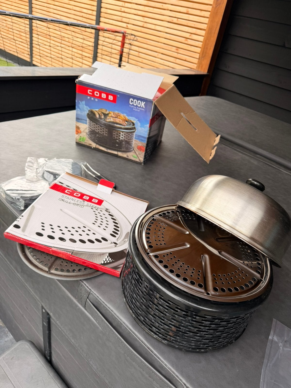Cobb Cooker met RVS grillrooster en briketten, Ophalen, Gebruikt