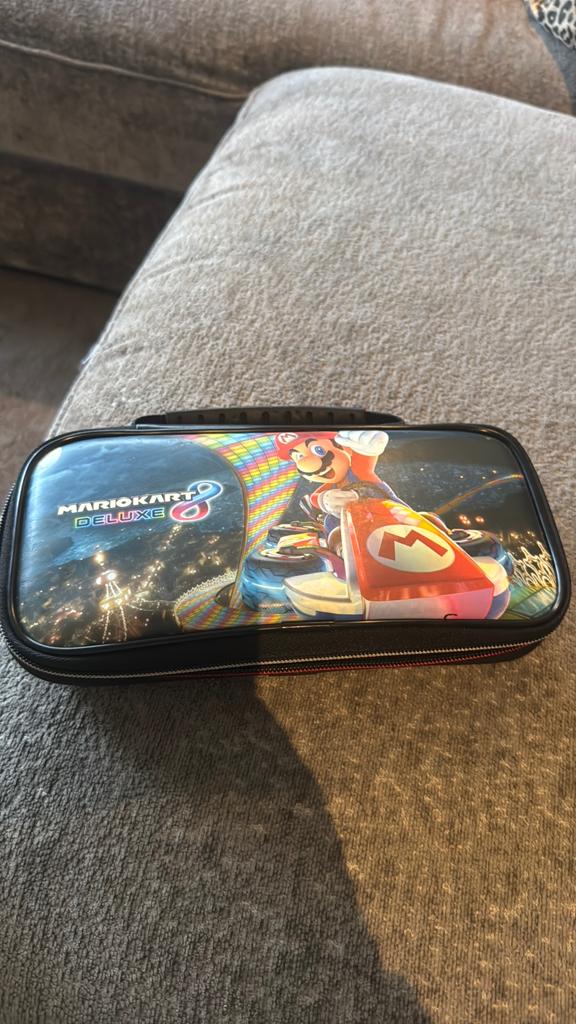 Nintendo met een nintendo hoesje, Met games, Met 2 controllers, Ophalen of Verzenden, Zo goed als nieuw