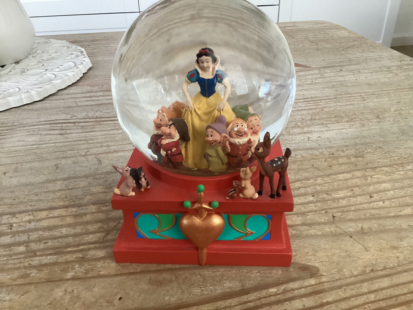 Disney snowglobe sneeuwitje met doos, Verzamelen, Disney, Ophalen of Verzenden, Overige figuren, Zo goed als nieuw, Beeldje of Figuurtje