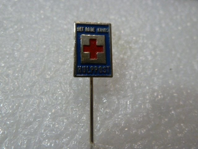 Vintage Het Rode Kruis Hulppost Speldje Pin, Ophalen of Verzenden, Gebruikt, Overige onderwerpen, Speldje of Pin