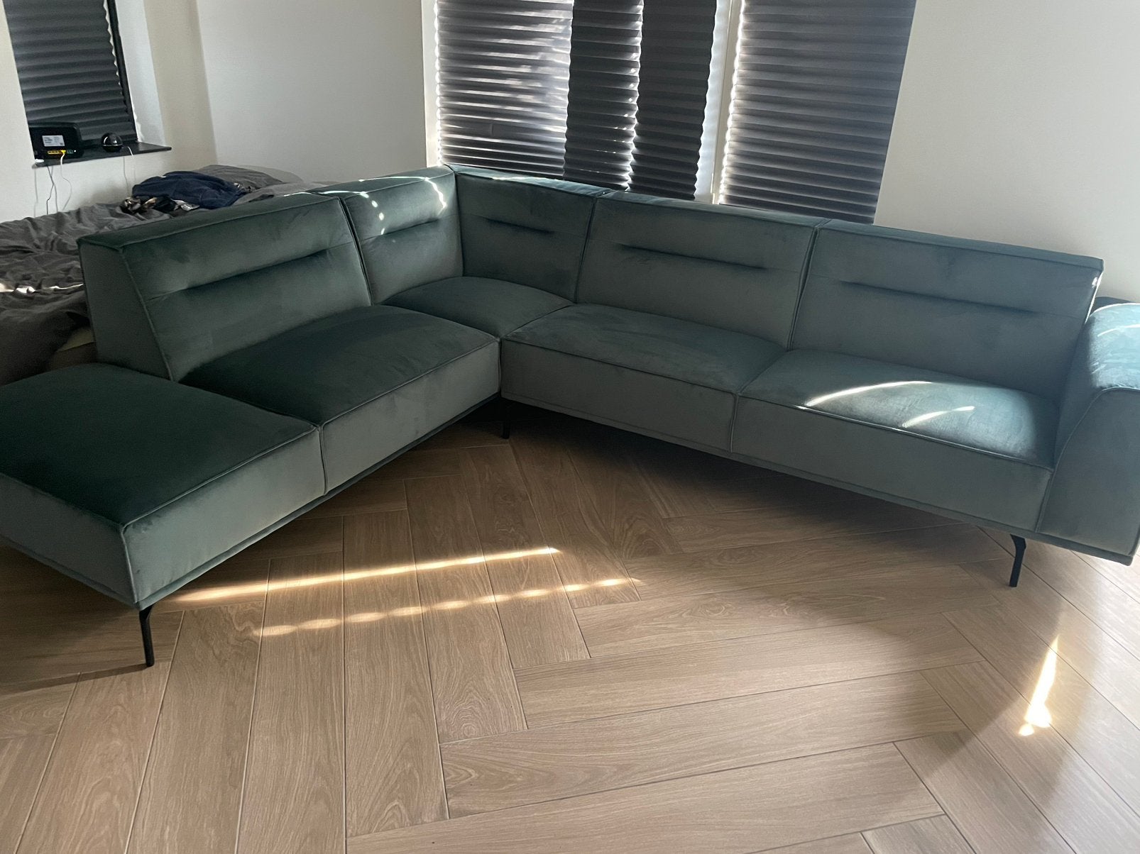 Ruime moderne hoekbank, groen velvet, stijlvolle eyecatcher, Huis en Inrichting, Ophalen, Gebruikt, Stof, Modern, Velvet
