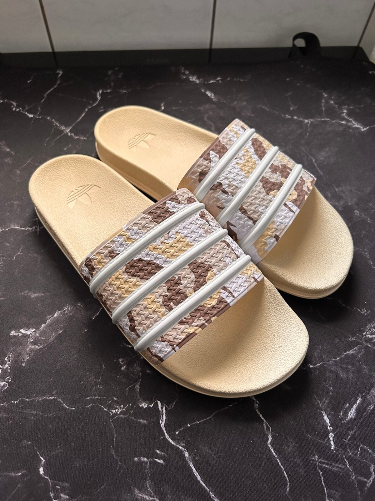 Adidas slippers, Kleding | Heren, Schoenen, Slippers, Overige kleuren, Nieuw, Ophalen of Verzenden