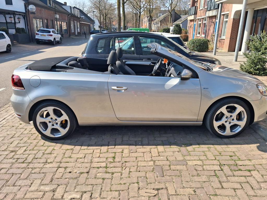 Volkswagen Golf 1.6 TDI 77KW BMT Cabrio 2014 Grijs, Auto's, 4 cilinders, Cabriolet, 4 stoelen, 154 €/maand