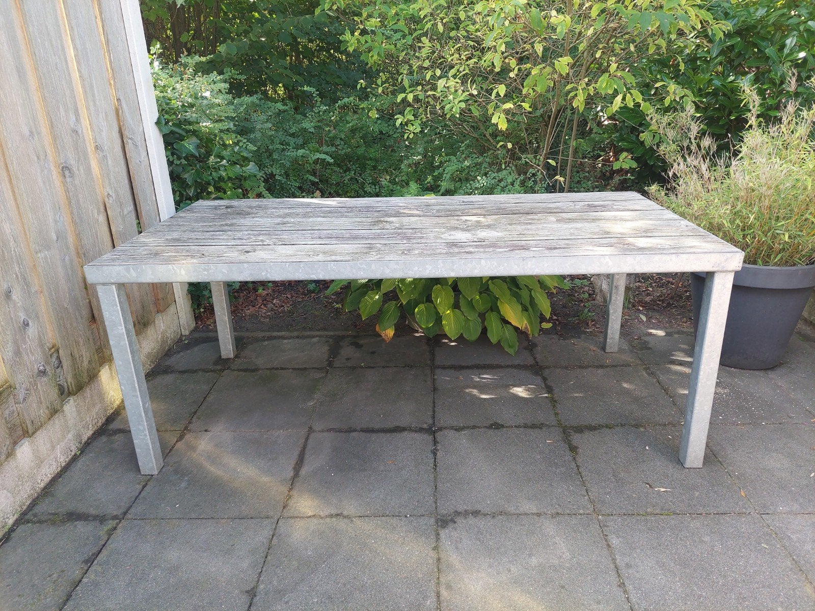 Robuuste tuintafel met houten blad en metalen frame, Ophalen, Gebruikt, Rechthoekig, Hout