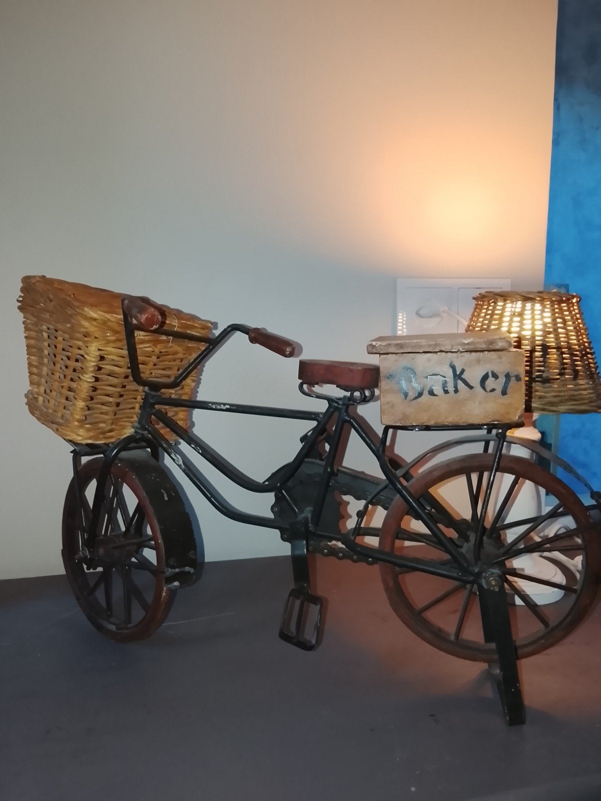 Decoratieve fiets met mand - 'Bakker' thema, Ophalen