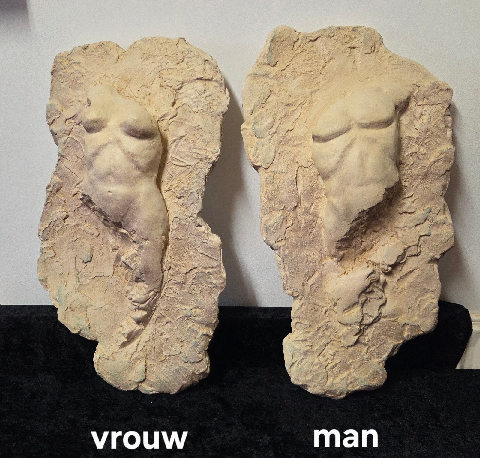 WANDRELIËFS MET KARAKTER, Antiek en Kunst, Ophalen, Groep mensen, Wanddecoratie, Steen of Keramiek