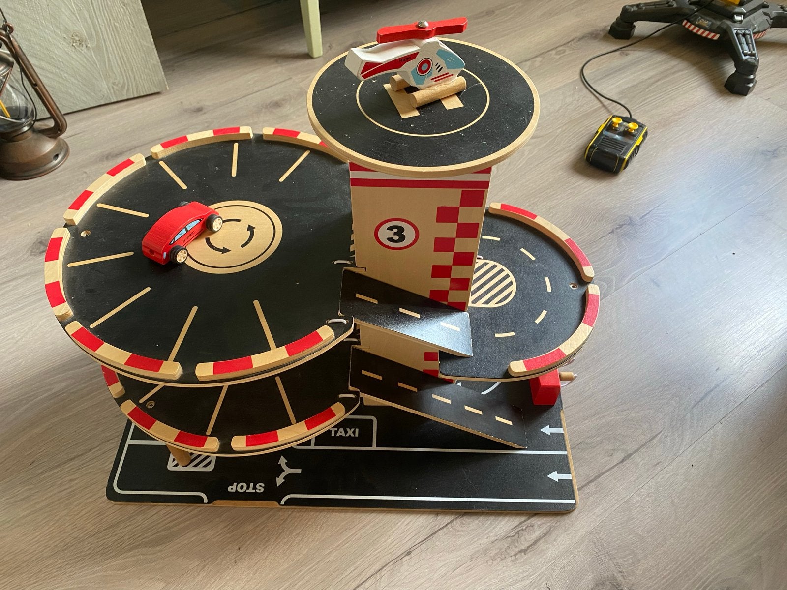 Hape Houten Parkeergarage met Helikopterplatform, Ophalen, Gebruikt, Jongen of Meisje