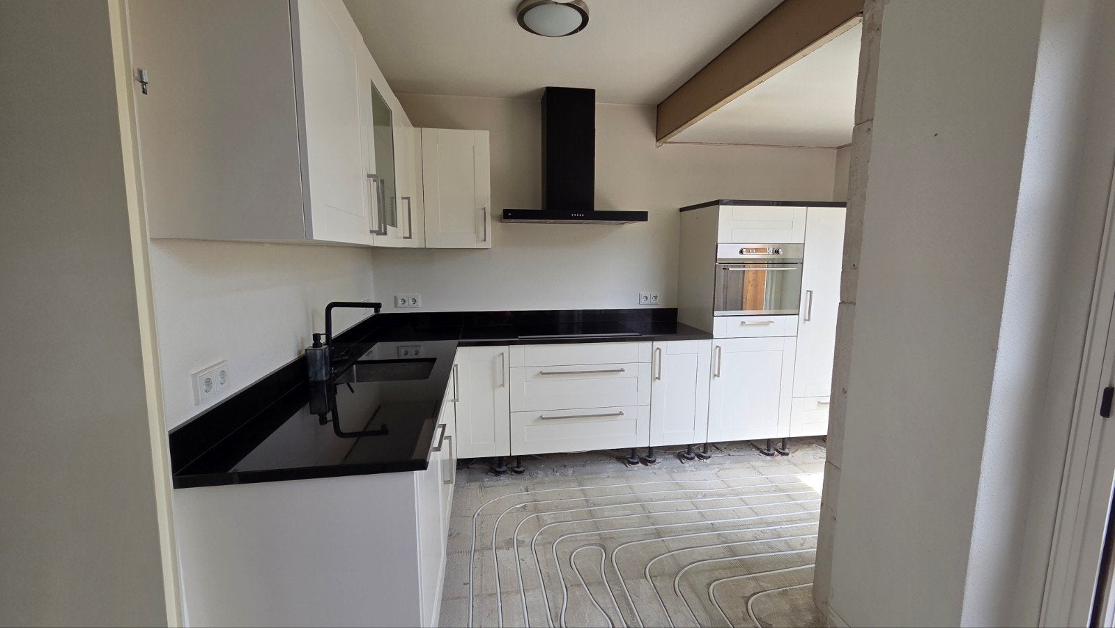 Moderne hoekkeuken met inbouwapparatuur, Ophalen, Gebruikt, Wit, Hoekkeuken