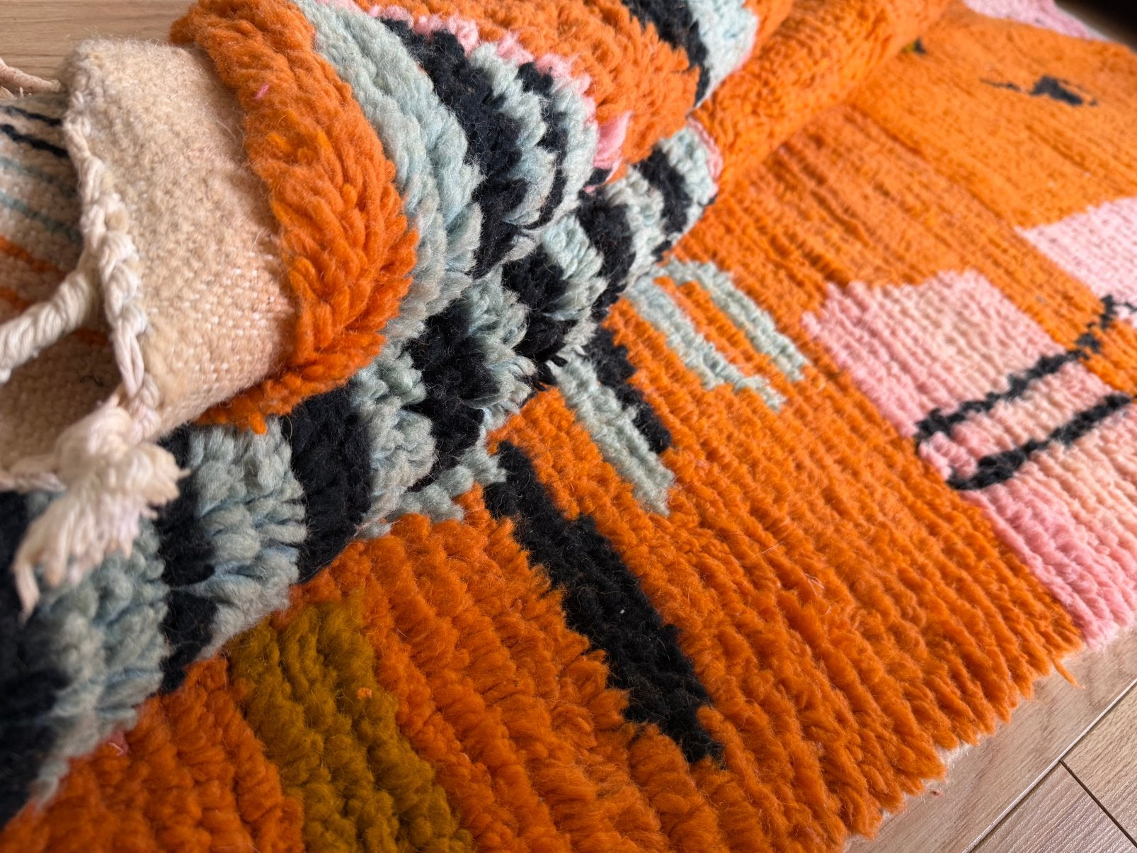 Handgeknoopt Marokkaans tapijt oranje 184 x 128 cm, Huis en Inrichting, Stoffering | Tapijten en Kleden, Bohemian • Eclectisch • Modern • Kleurrijk • Artistiek