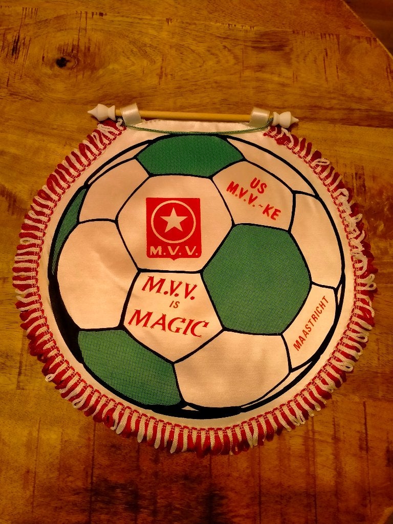 MVV M.V.V. is Magic voetbal vintage grote logo vaan vaantje, Ophalen of Verzenden, Gebruikt, Kleding