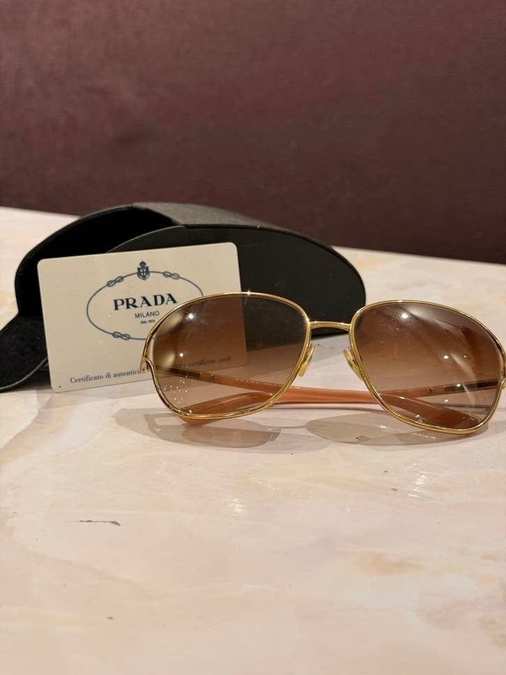Prada Zonnebril met certificaat en harde beschermhoes, Zonnebril, Ophalen of Verzenden, Zo goed als nieuw, Prada