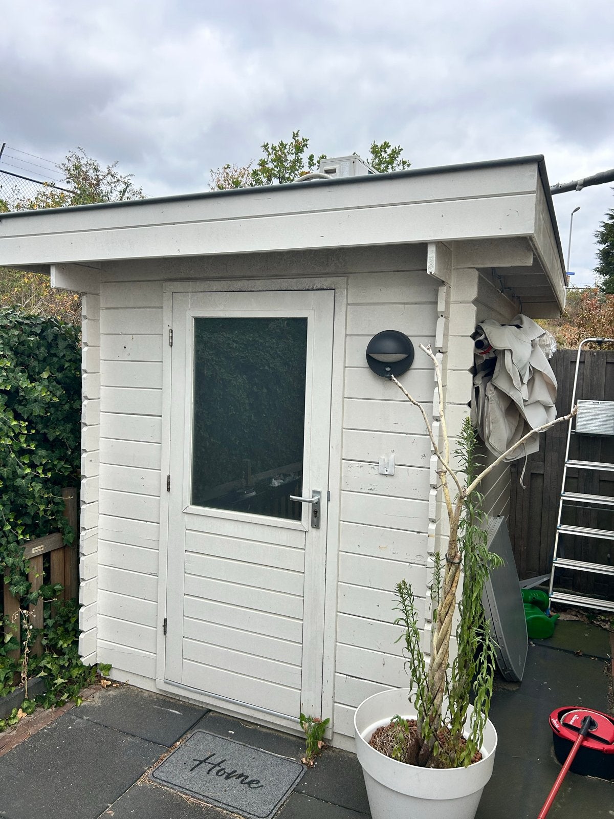 Witte houten schuur met deur en raam, Tuin en Terras, Tuinhuizen, 250 tot 500 cm, Schuur, Ophalen of Verzenden, 1 raam