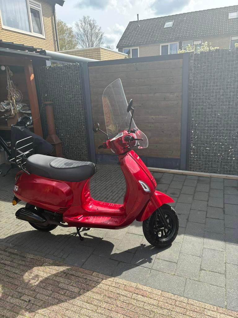 Momo scooter, Fietsen en Brommers, Ophalen, Zo goed als nieuw, Benzine