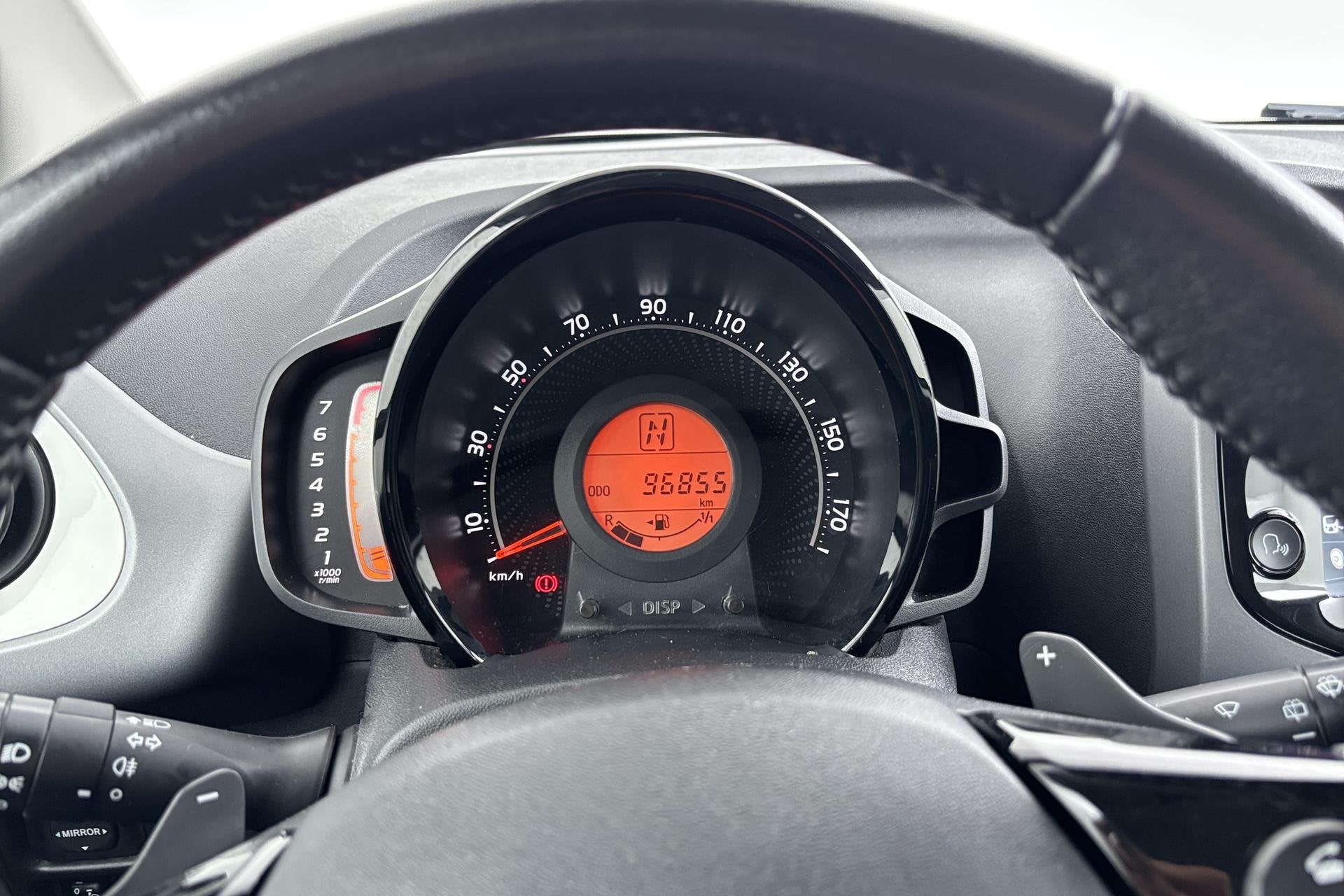 Toyota Aygo 1.0 VVT-i x-play moeiteloos automatisch rijden!, Stof, Gebruikt, 4 stoelen, Wit