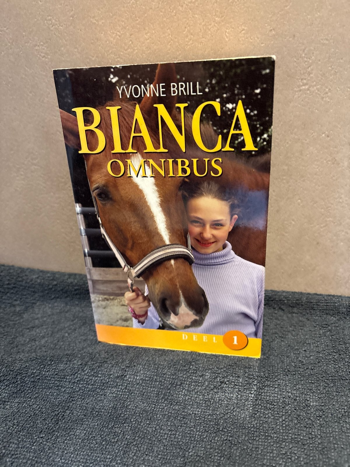 Bianca Omnibus Deel 1 - Yvonne Brill (Paardenboek), Boeken, Ophalen of Verzenden, Gelezen, Fictie