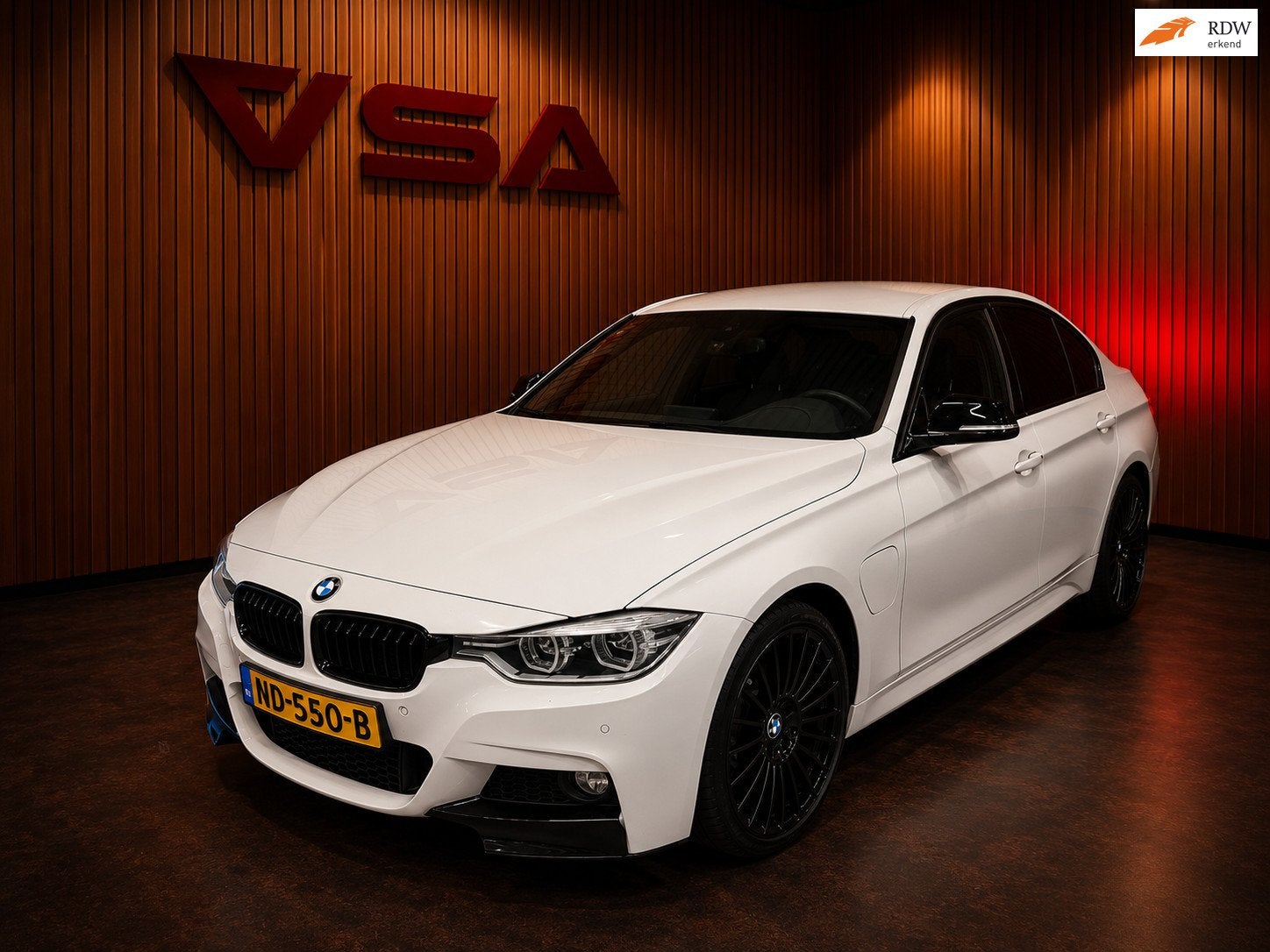 BMW 3-serie 330e|M-pakket|flippers|lederen interieur|B48 mot, Auto's, BMW, Automaat, 1998 cc, Achterwielaandrijving, Gebruikt