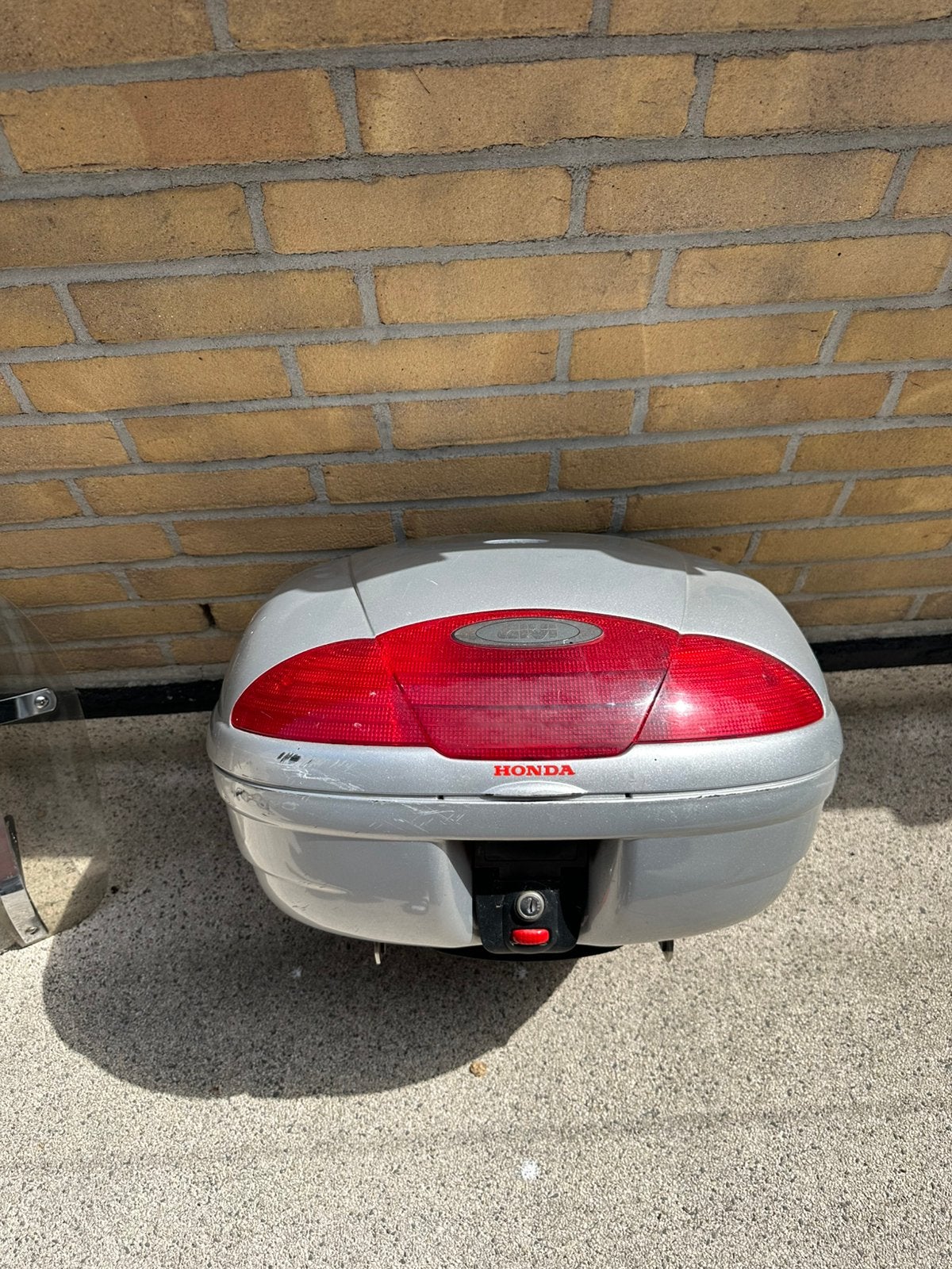 RUIME MOTORKOFFER GIVI MET SLOT, Motoren, Ophalen, Gebruikt