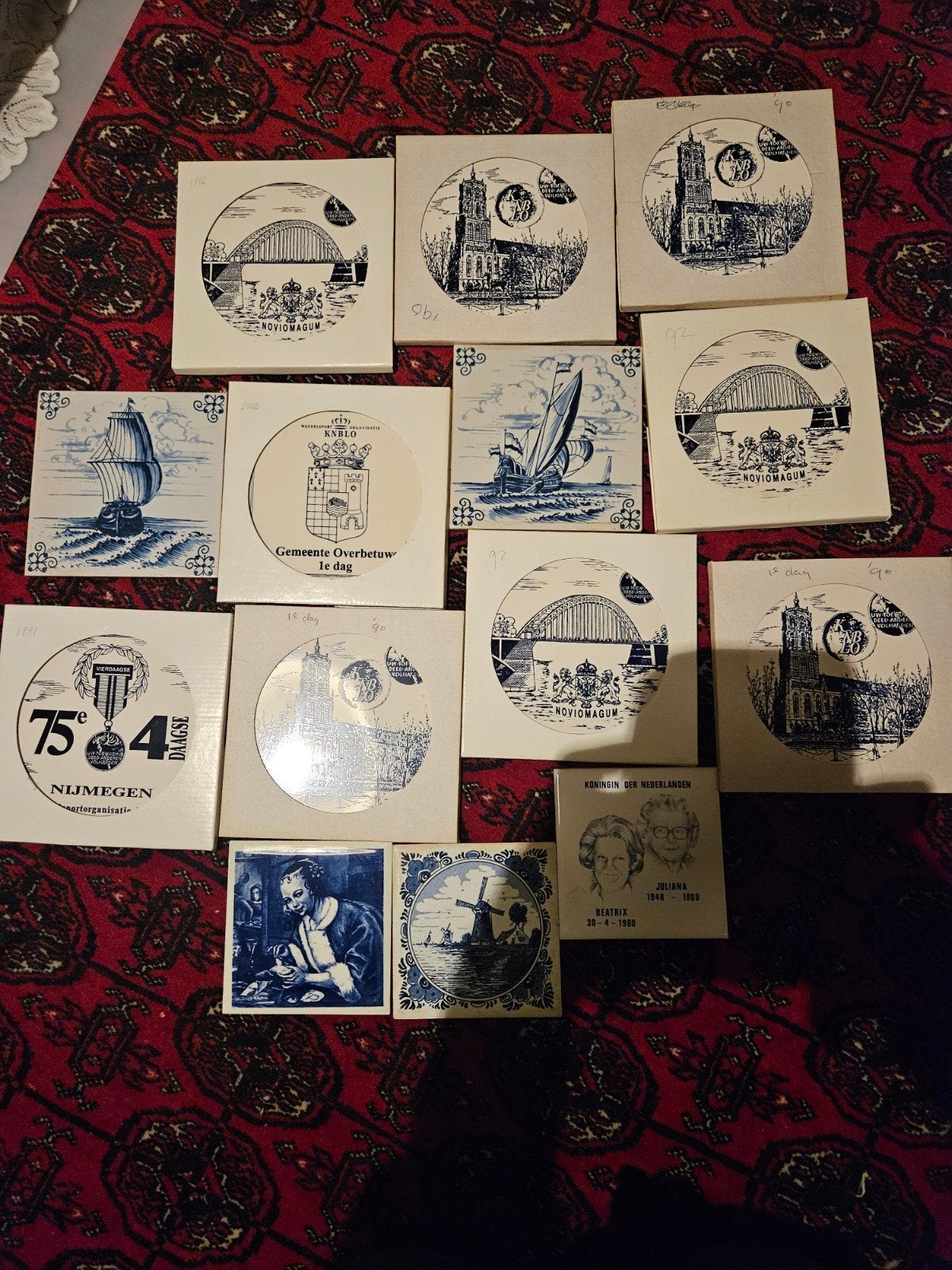 Verzameling van 15 Delfts blauwe tegels en onderzetters, Antiek en Kunst, Ophalen